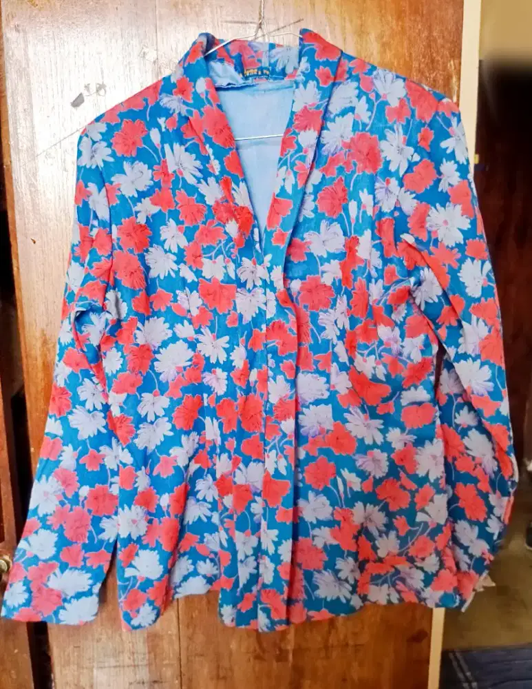 Kebaya jadul model Kartini, motif bunga merah biru