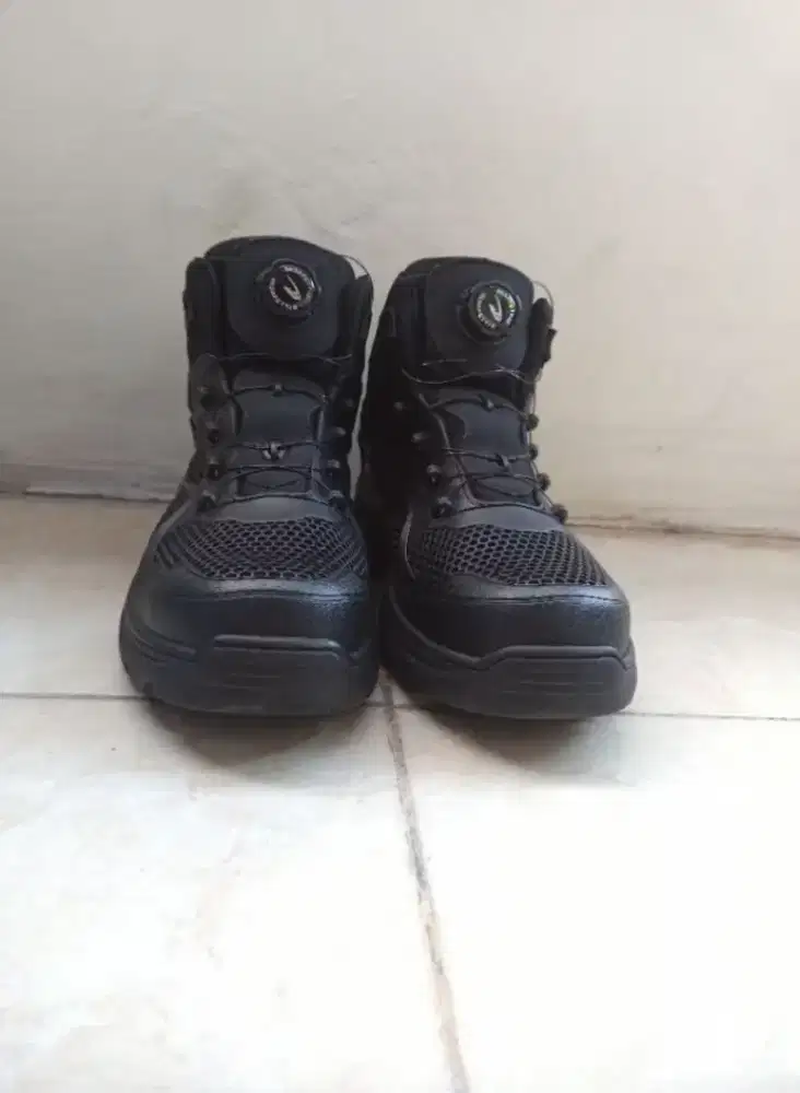 Safety Shoes Hitam