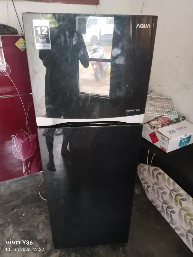 Di jual cepat kulkas 2 pintu merk Aqua inverter