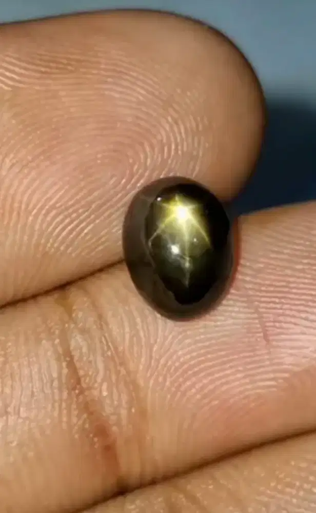 Nantural black safir golden star