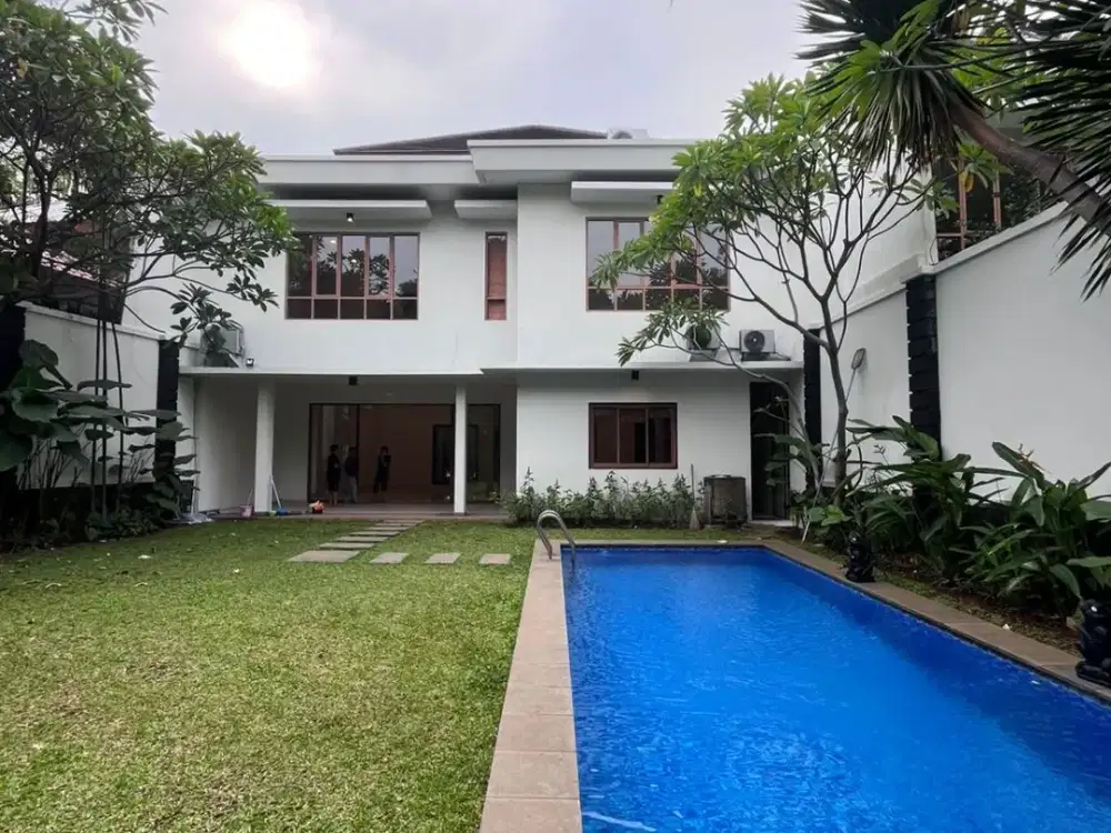 Disewakan Rumah Modern Minimalis 4+1 BR dengan Pool, Dalam Compound di Kemang Jakarta Selatan