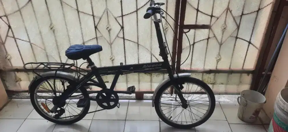 Sepeda lipat warna hitam