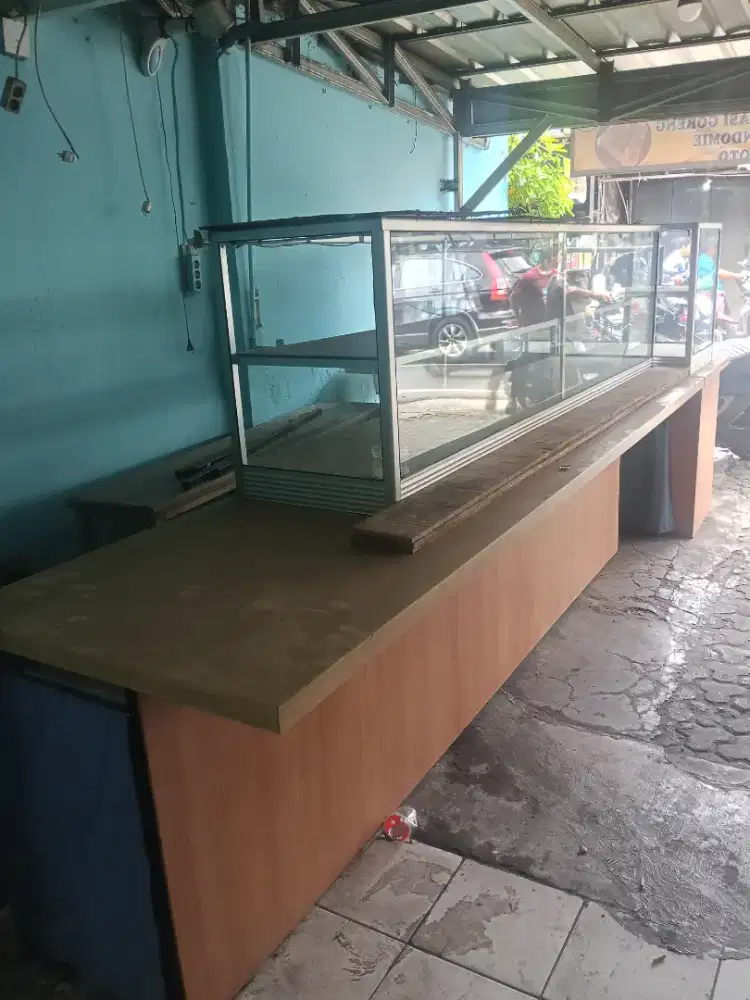 Jual etalase dan meja bekas rumah makan