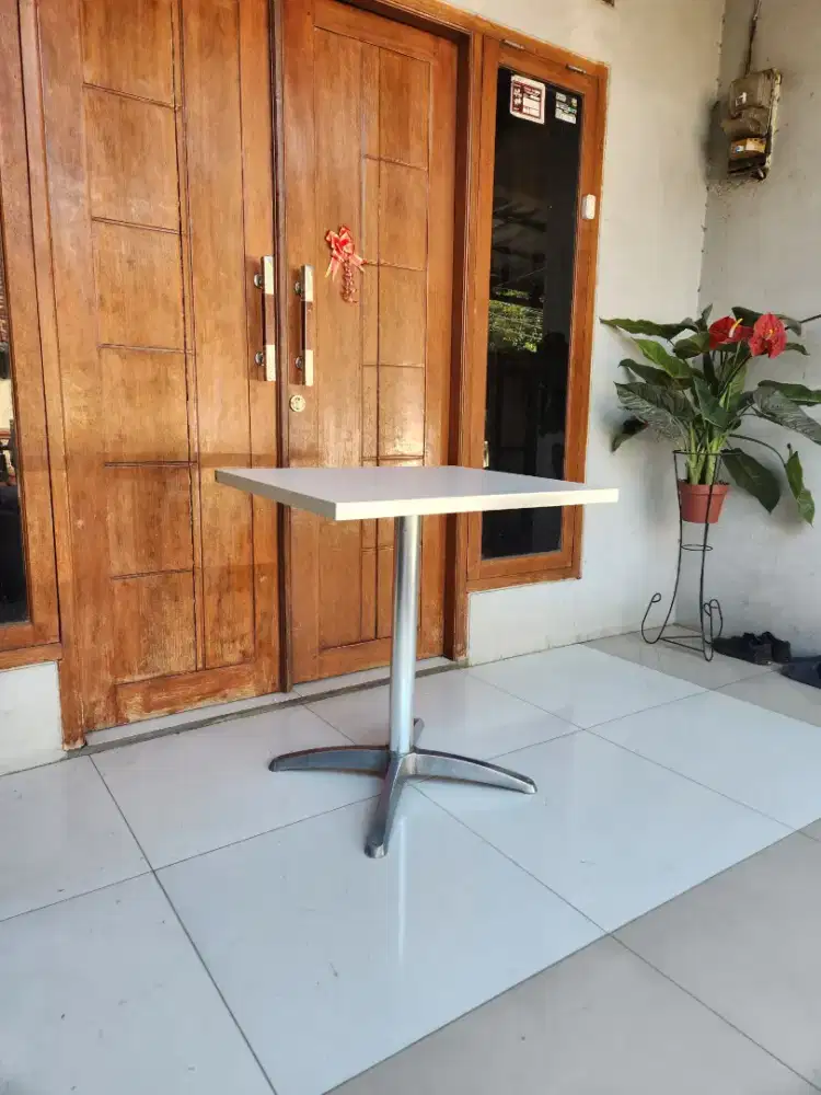 Meja ex Cafe - Meja ex Resto M10