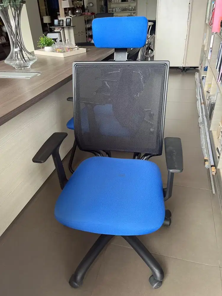 Kursi kantor dengan roda dan sandaran kepala