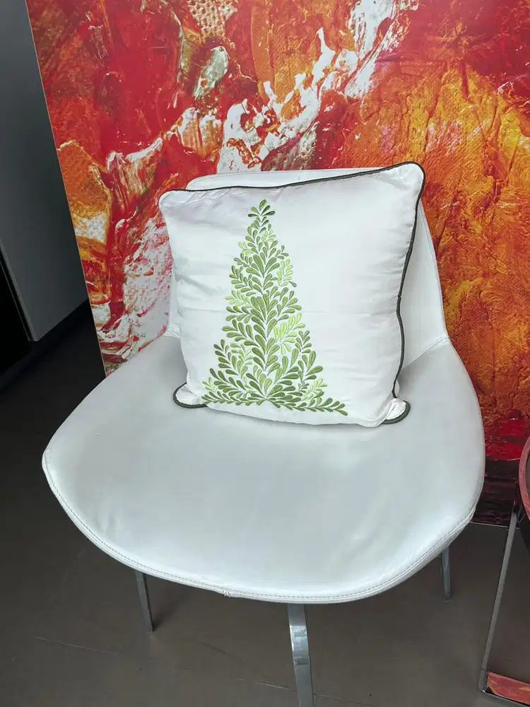 Kursi aesthetic putih