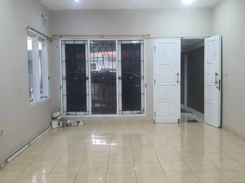 Ruang Usaha Strategis Pinggir Jalan di Kampung Melayu Jakarta Timur