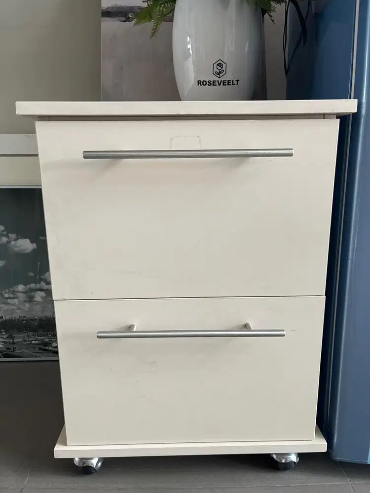 Drawer nakas roda dua laci