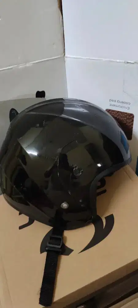 Helm motor Hitam Tanpa Kaca