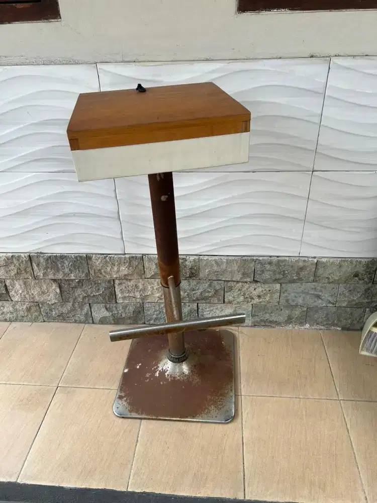 Kursi kafe atas kayu