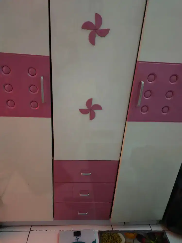 Satu set furniture kamar ranjang kasur meja belajar kursi meja kecil