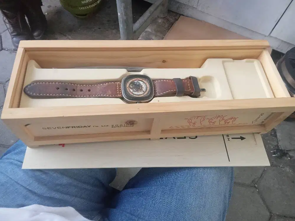 Jam tangan seven friday