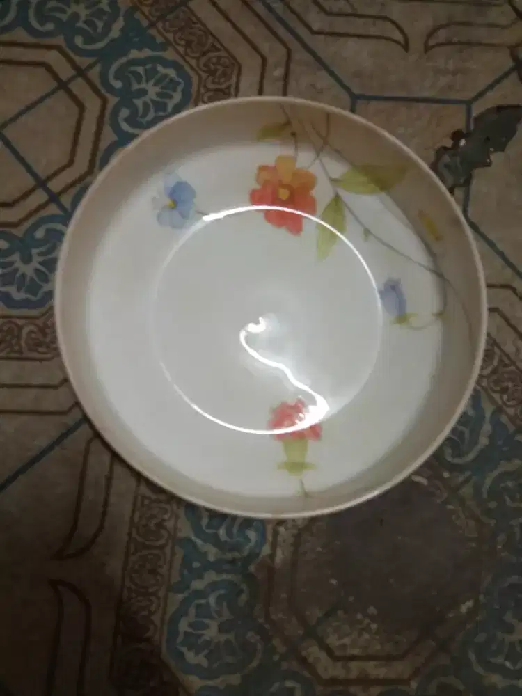 1 set perlengkapan piring besar, kecil, teko dll