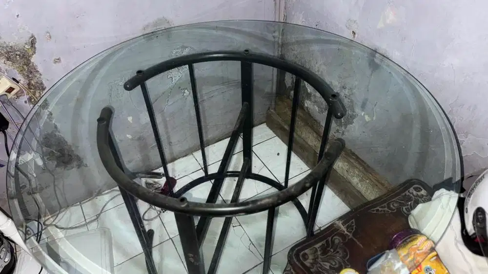 meja kaca kaki besi