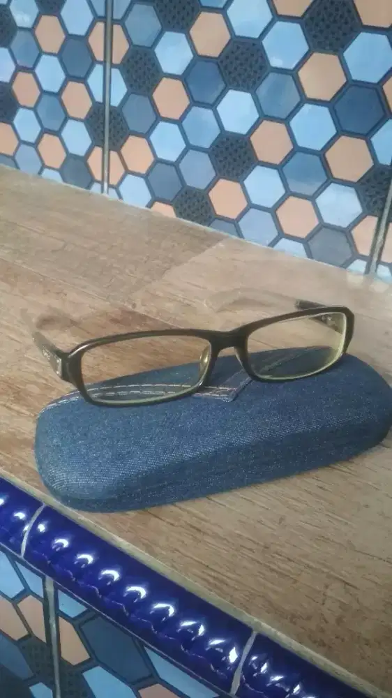 Kacamata merk Levis