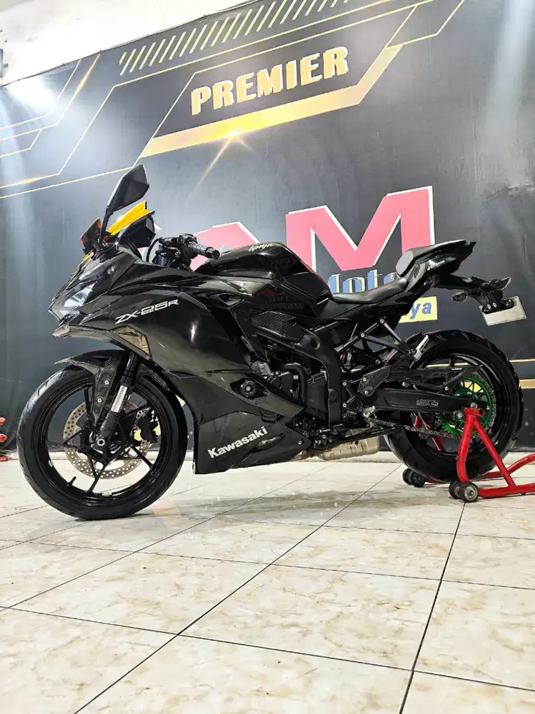 Kawasaki Ninja ZX25R STD TH 2021 odo 8rb hitam glossy