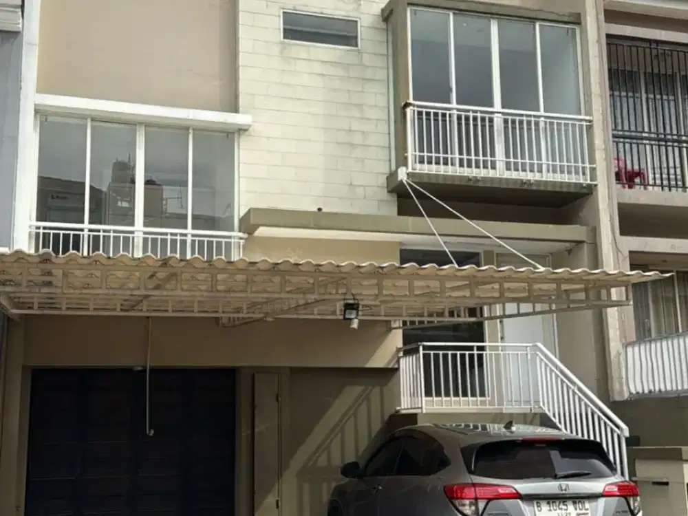 JUAL RUMAH PIK 1 CLUSTER LAYAR PERMAI FULL RENOVASI UK 8X15 3 LANTAI SHM TERMURAH