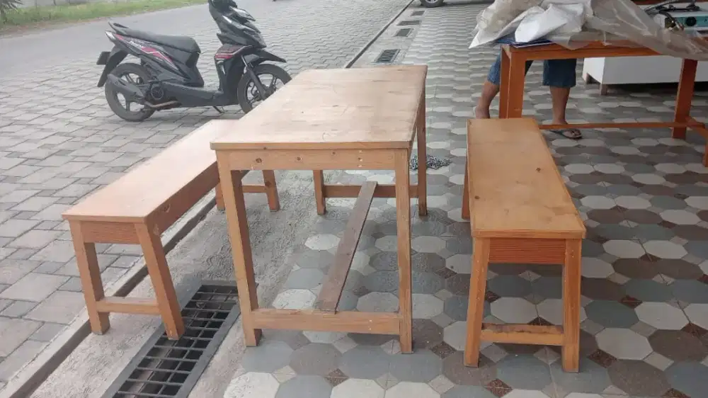 Meja satu set dengan bangku panjang