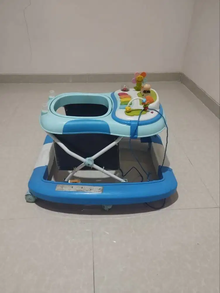 Baby walker warna biru-putih dengan desain lucu