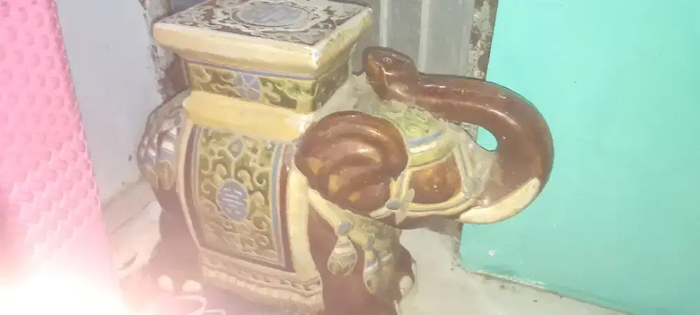 Keramik gajah meja klasik