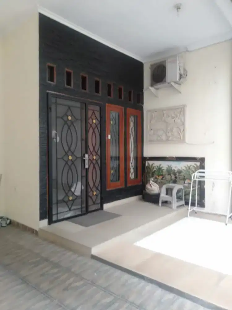 Di sewakan rumah semi furnished 60jt nego. Raffles Hills Cibubur.