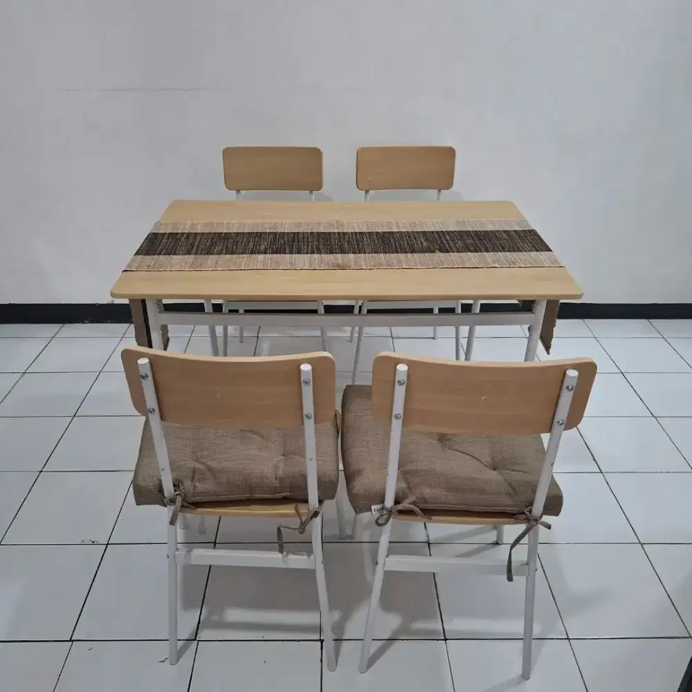 Dijual meja makan 4 kuris merk Dekoruma bisa nego
