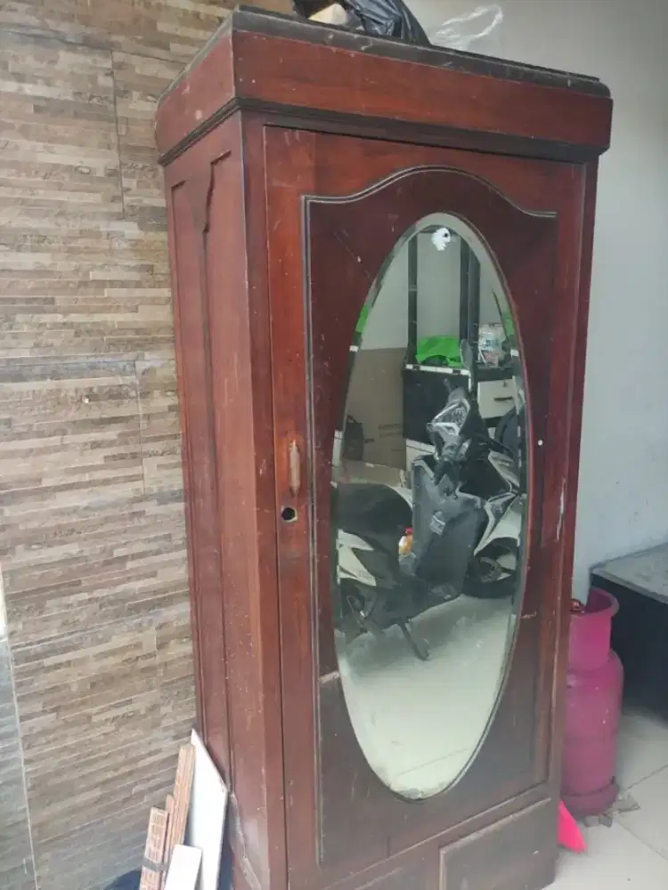 Dijual Lemari Kayu Klasik – Kuat & Masih Layak Pakai