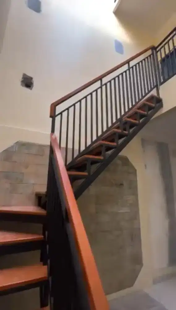 Tangga besi kombinasi kayu