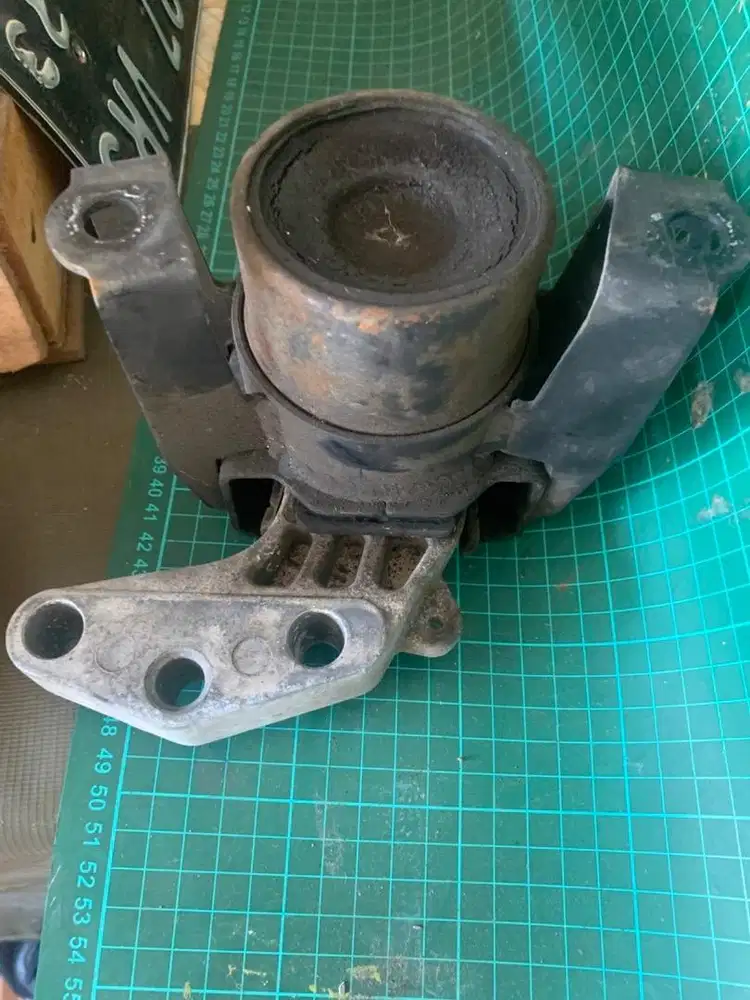 Dudukan Mesin (Engine Mounting) Ertiga
