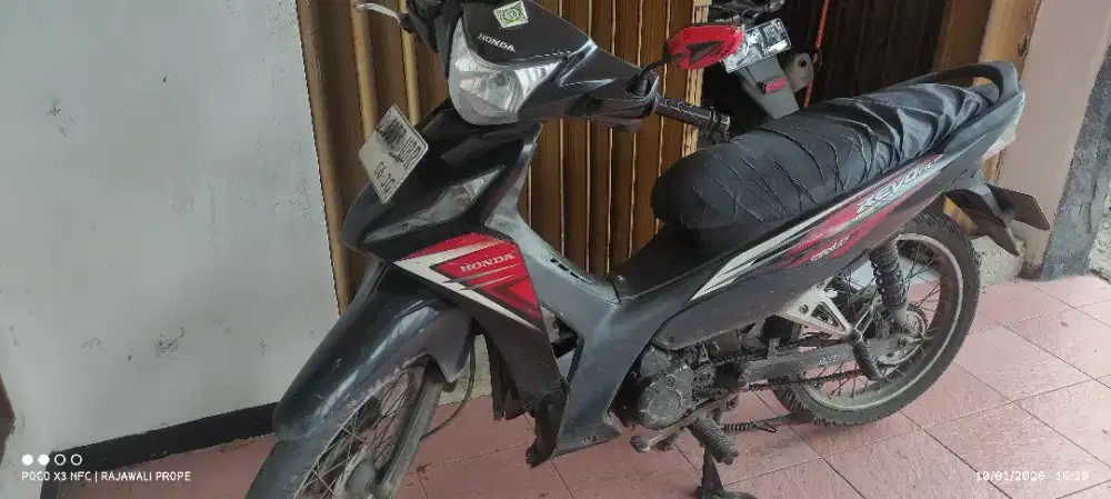 Revo injeksi 110cc 2014 lengkap surat pajak hidup nama sendiri