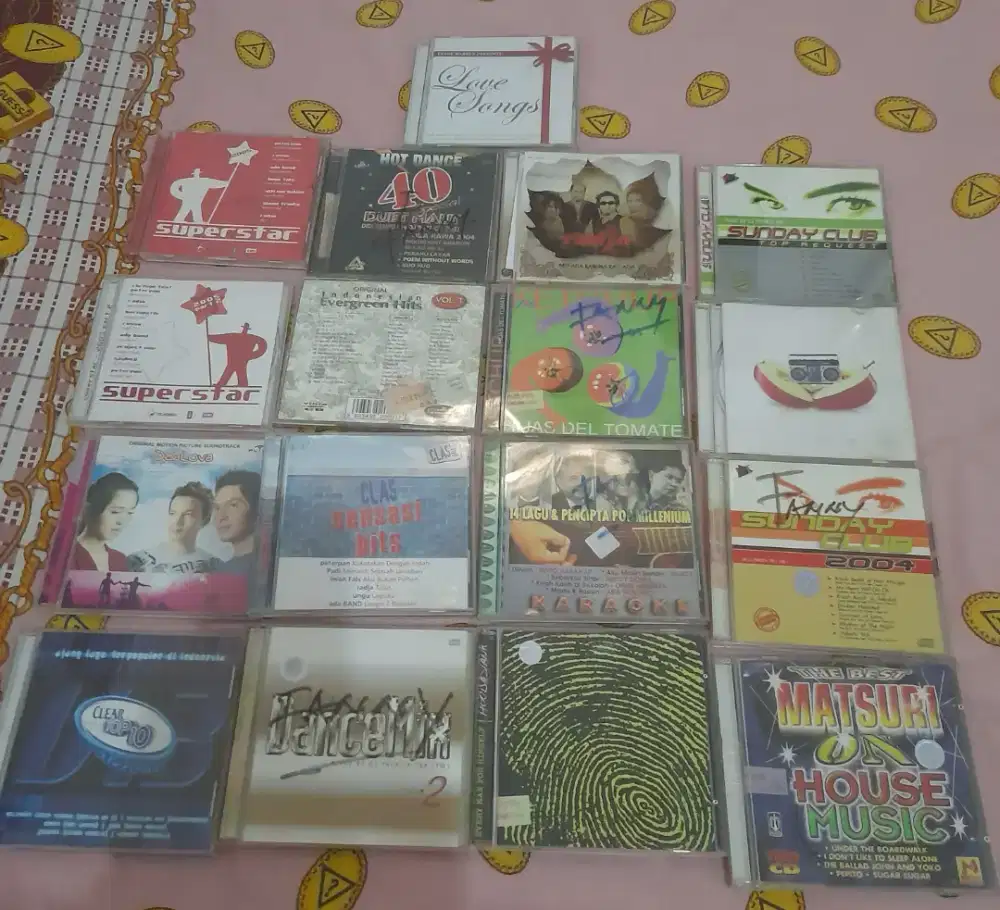 Jual semuanya 17 buah CD ori lagu² campuran indo-barat seperti baru.