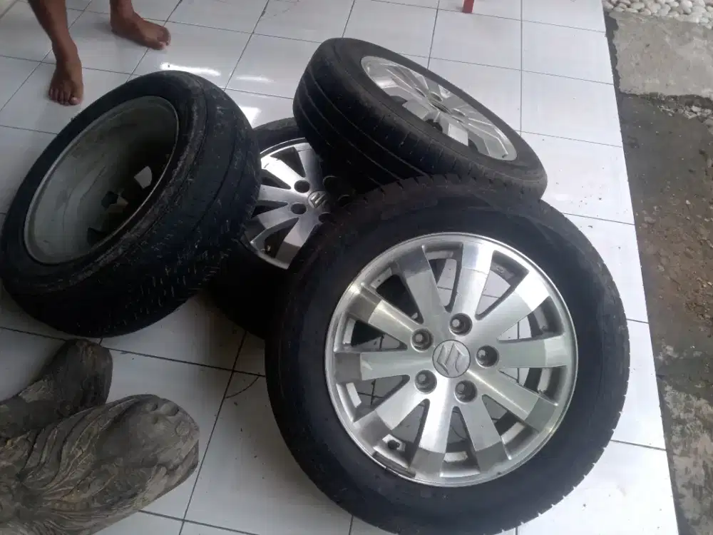 Velg APV GX set ban orsinil copotan mobil kondisi bagus utuh