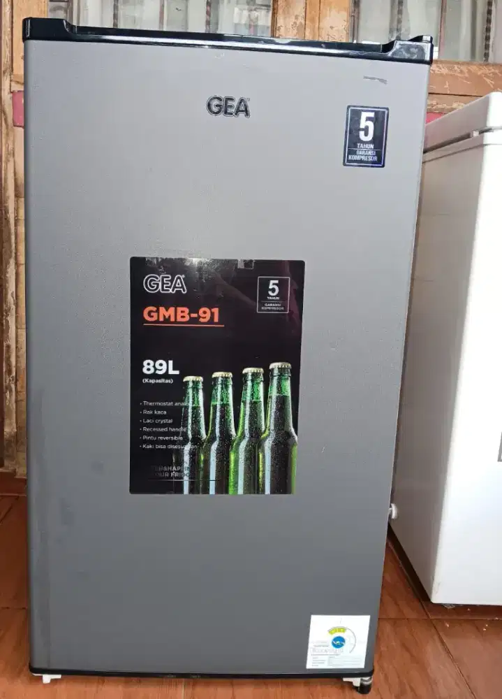 Kulkas 1 pintu. Merk Aqua. Kondisi mulus