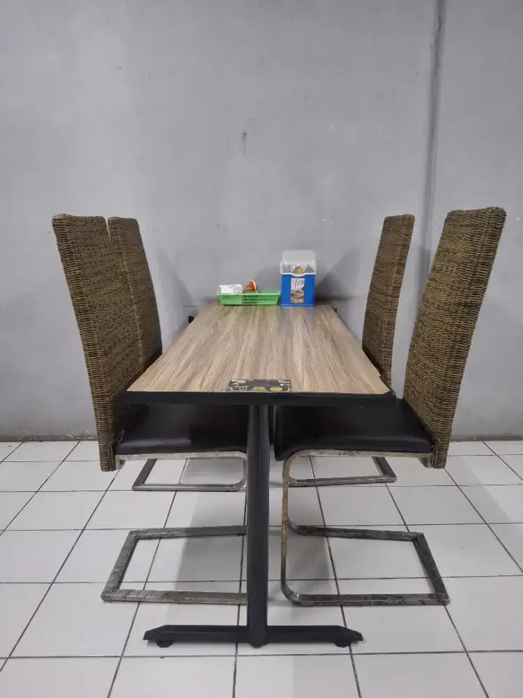 Kursi dan Meja makan untuk kluarga