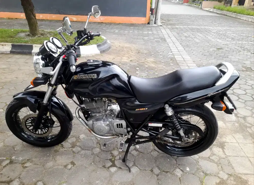 Thunder 250 / Gsx250  thn 2002 plat H lokasi Jogja Lengkap pajak baru