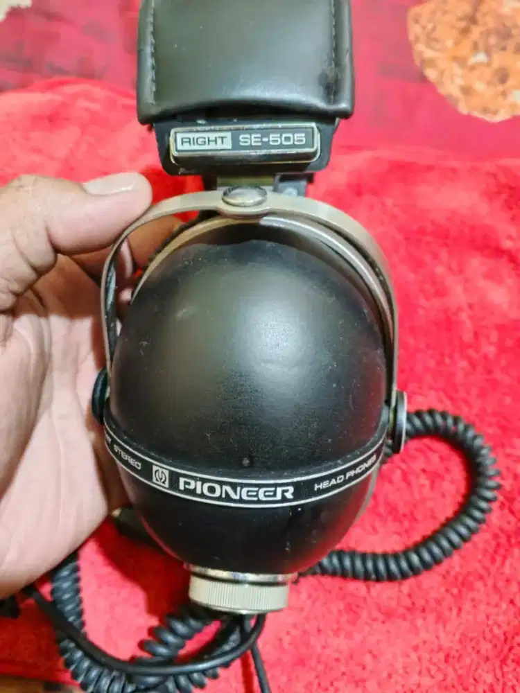Pioneer SE-505 Stereo
Headphones Adjustable volume
Vintage