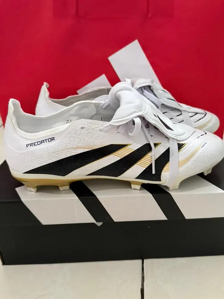 Sepatu sepakbola adidas predator League