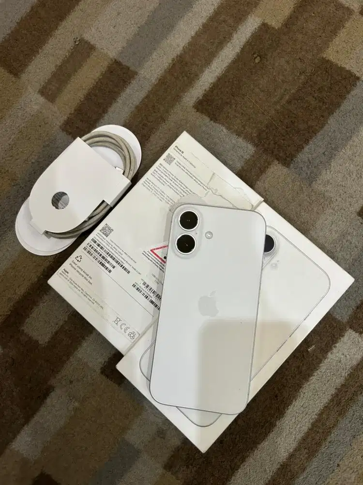 Iphone 16 128GB ibox garansi on November 2026 White