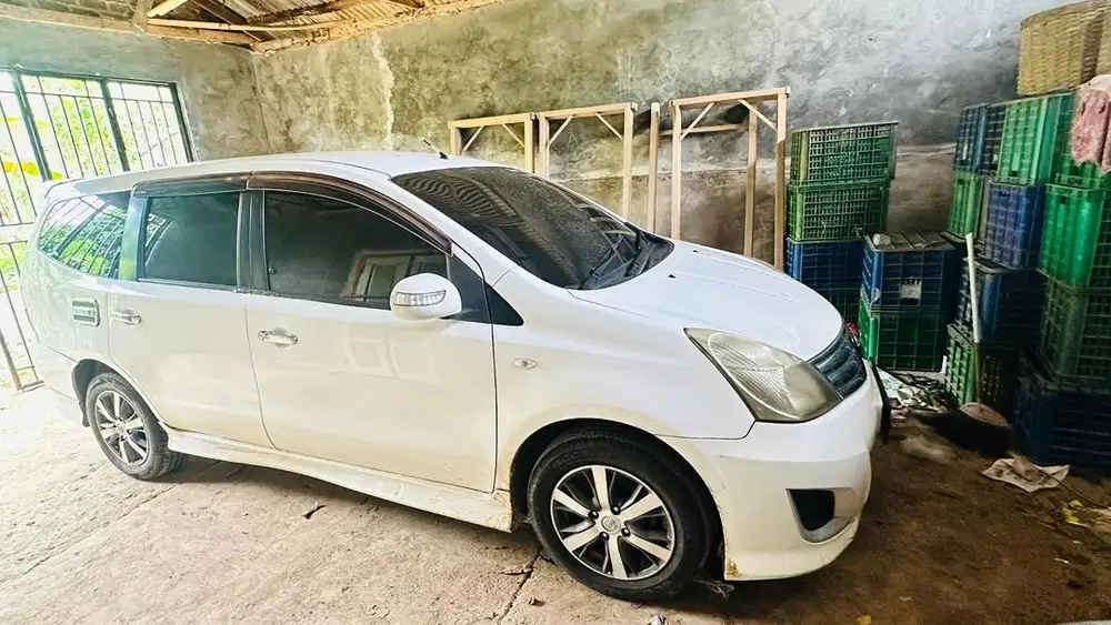 MOBIL NISSA LIVINA 2013