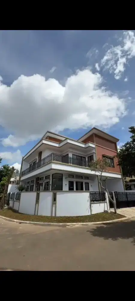 Rumah baru dibangun cakep di kencana loka bsd city ga perlu renov