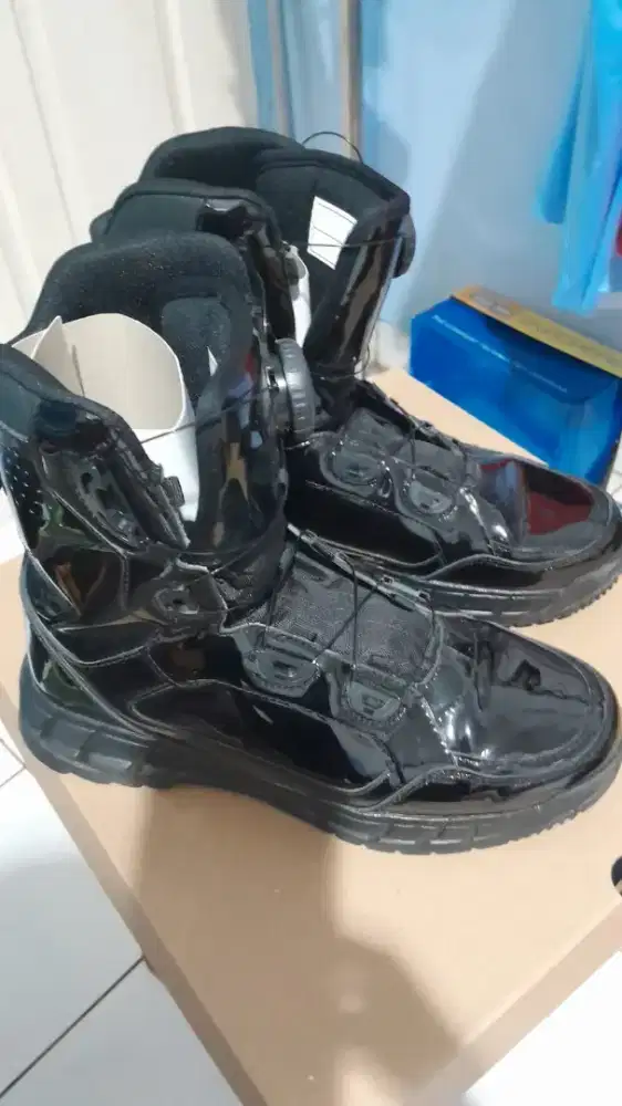 Sepatu tali putar mengkilat