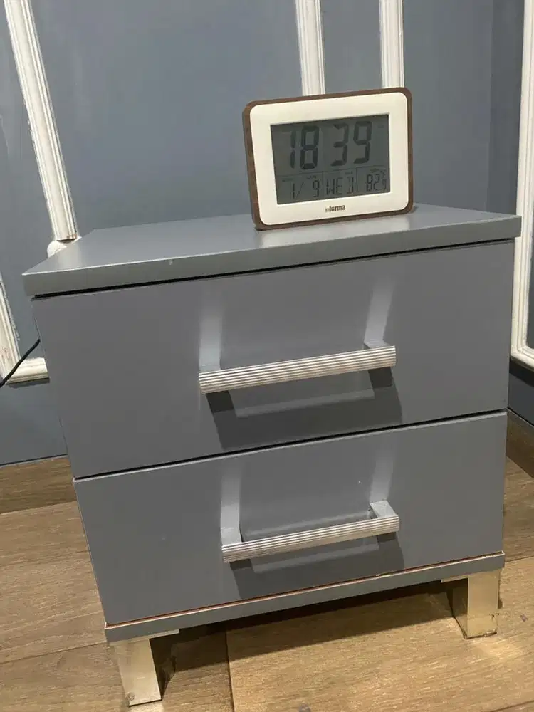 Meja samping ranjang