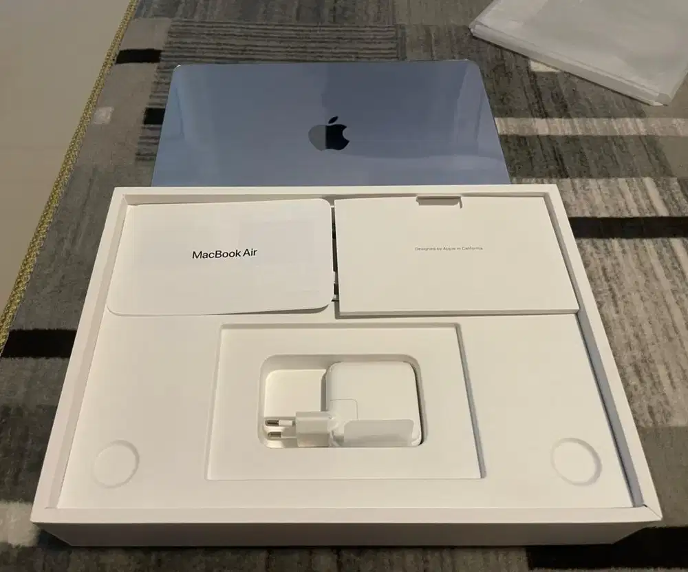 Macbook Air M4 13 inch chip with 10 core CPU || 8 Core GPU /16GB/256GB