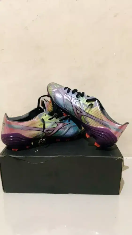 Sepatu bola Mizuno alpa metalik multicolor