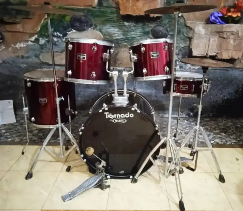 Drum Mapex Tornado merah, plus simbal