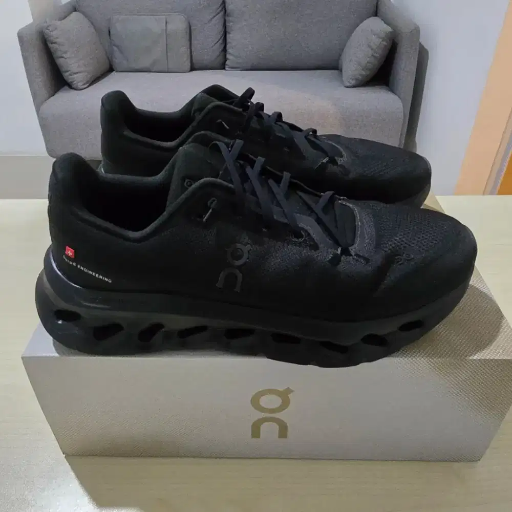 Sepatu  CloudTilt All Black