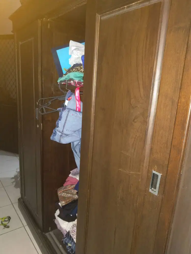 ALMARI KAYU JATI ESTETIK MINMALIS