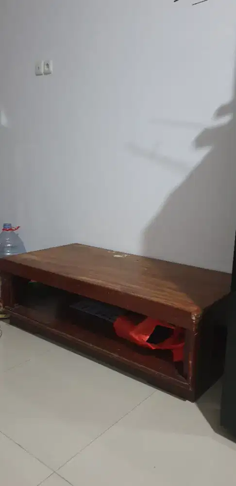 Meja kayu dan kursi bale