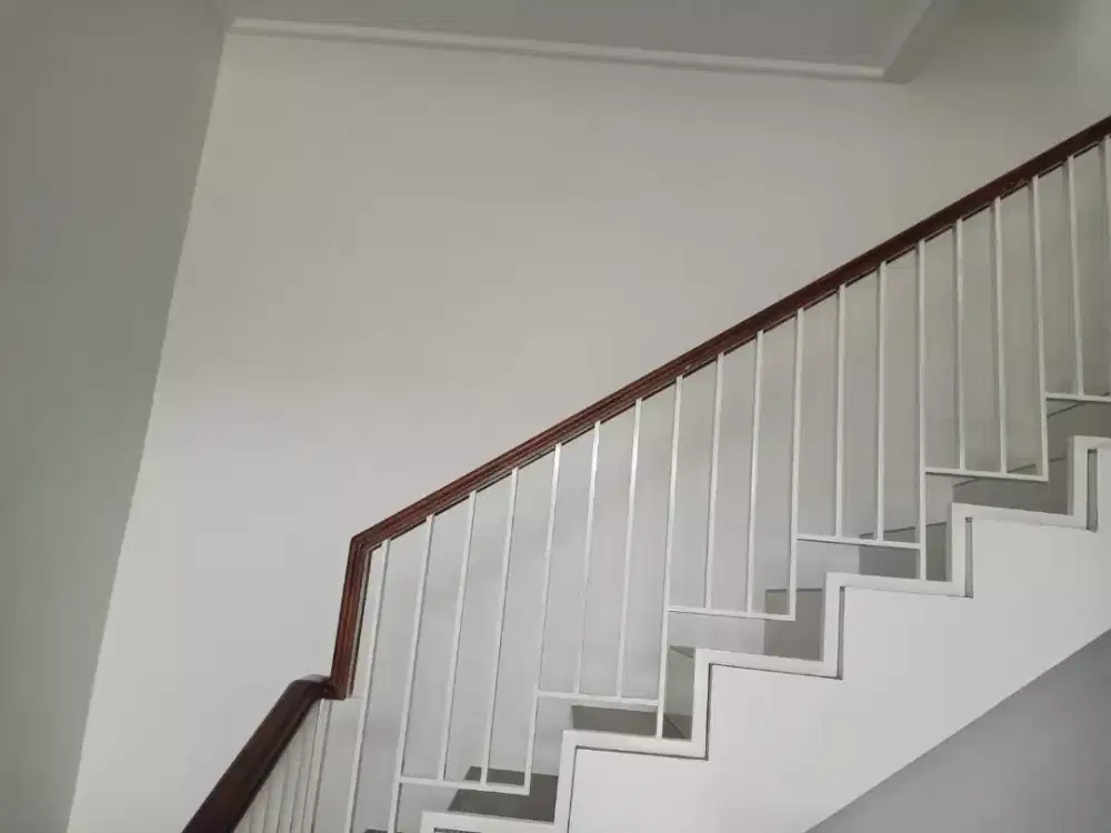 Reling tangga pegangan kayu