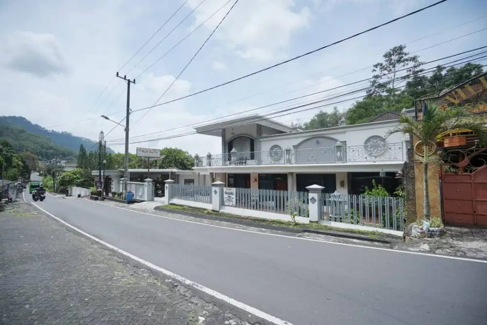 Rumah Villa Batu Malang Full Furnished Depan Pemandian Tirta Nirwana